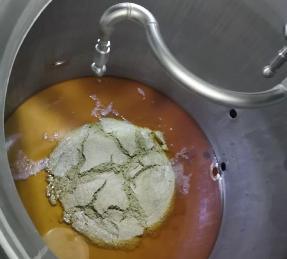 Pourquoi y a-t-il deux sorties sur la paroi latérale du cuve de Whirlpool